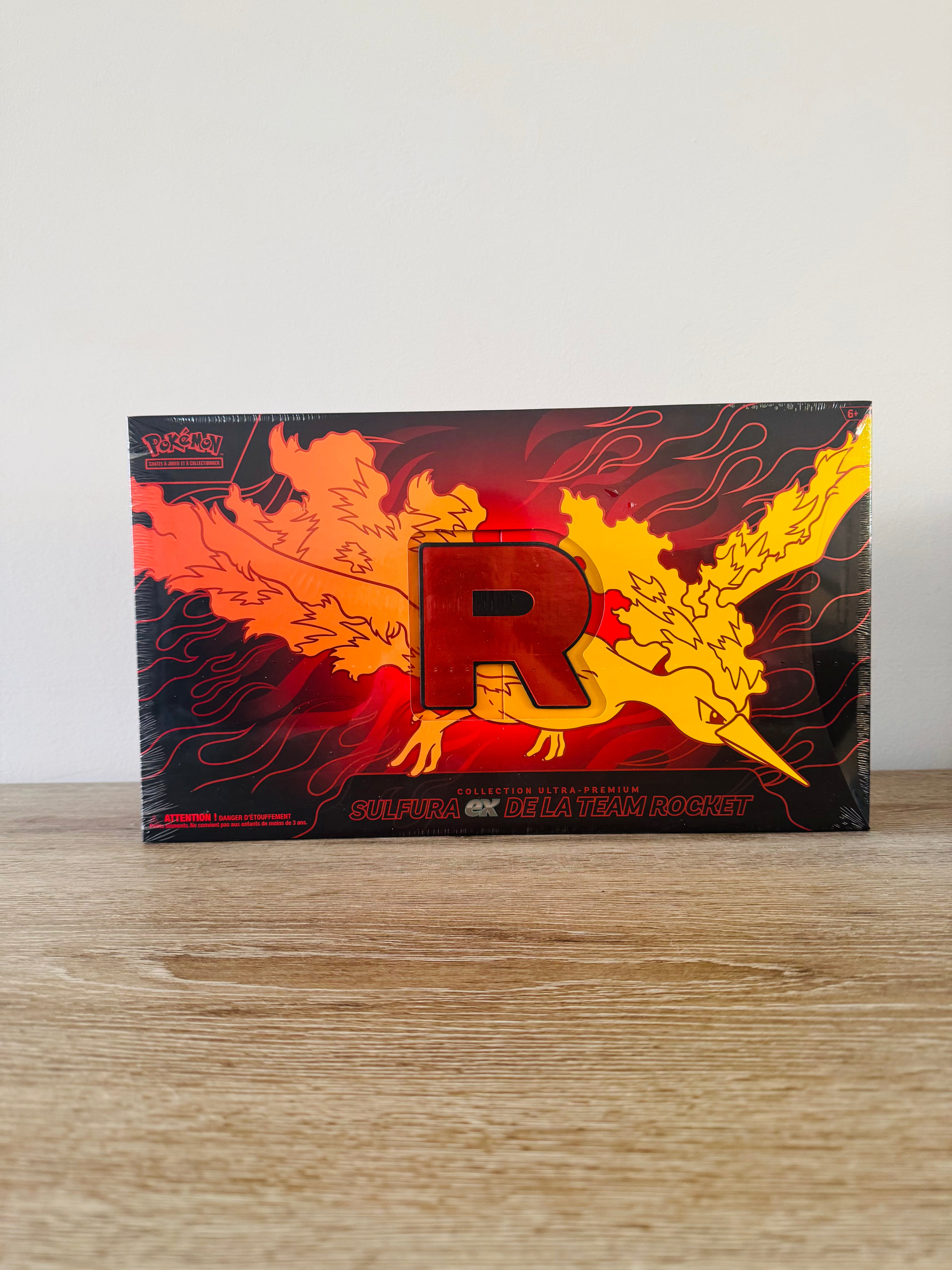Ultra Premium Collection (UPC) Pokémon Sulfura-ex de la Team Rocket (FR)